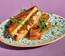 Сэндвич с томлёной курицей и соусом субиз