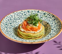 Шпинатные панкейки с лососем, мягким сыром и яйцом пашот