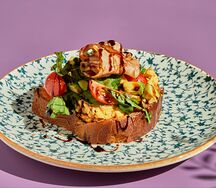 Скрэмбл на бриоши с салатом из авокадо и черри с беконом