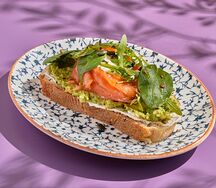 Авокадо-тост с лососем и яйцом пашот