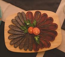 Мясные деликатесы