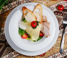 Салат Цезарь с курицей