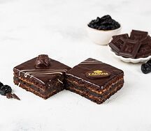 Шоколадное с черносливом пирожные-дуэт