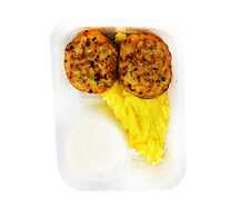 Биточки из индейки и рикотты с картофельным пюре и сливочно-горчичным соусом