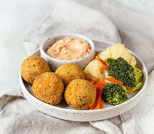Крокеты из нута с овощами на пару с кокосово-пряным соусом