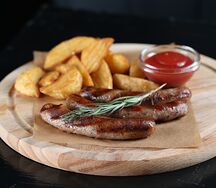 Копчёные колбаски из говядины на гриле с картошкой по-деревенски