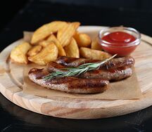 Копчёные колбаски из свинины на гриле с картошкой по-деревенски