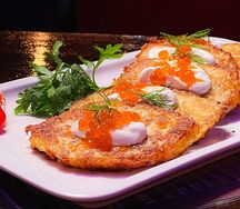 Драники с икрой и сметаной
