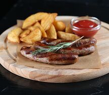 Копчёные колбаски из курицы с сыром сулугуни на гриле и картошкой по-деревенски