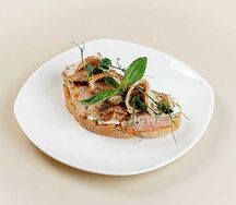 Брускетта с куриным филе и беконом