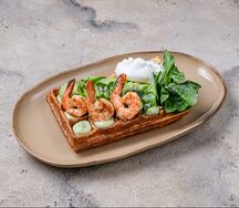 Картофельная вафля с креветками, авокадо и яйцом пашот