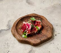 Смёрребрёд с вяленой уткой и страчателлой с клюквенным соусом