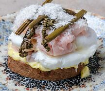 Смерребред с яйцом пашот и индейкой су-вид