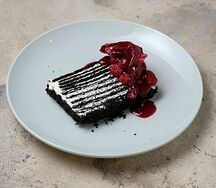 Черный медовик с малиной