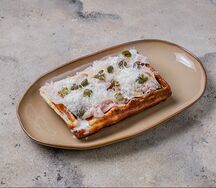 Льежская вафля с индейкой сувид и каперсами