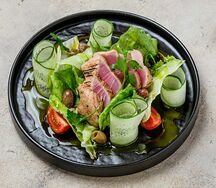 Салат с обожженным тунцом