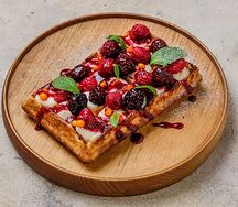 Льежская вафля с кремом патисьер и ягодами