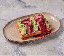 Картофельная вафля с вяленой уткой и цукини