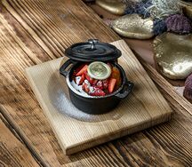 Гурьевская каша, запеченная в горшочке с ягодами