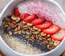 Овсяная каша со льном и свежей клубникой