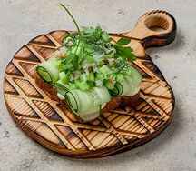 Смёрребрёд с камчатским крабом и зелёным яблоком