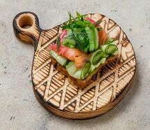 Смёрребрёд с маринованным лососем гравлакс