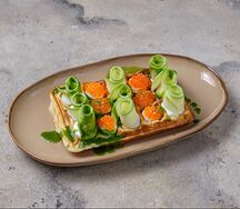 Картофельная вафля с икрой и сливочным сыром