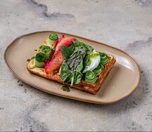 Льежская вафля с лососем и авокадо