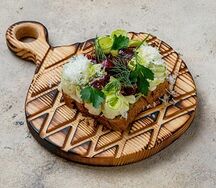 Смёрребрёд с вяленым оленем и цукини