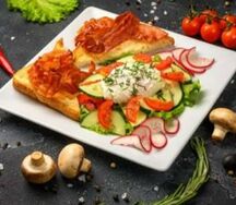 Салат с беконом и яйцом пашот