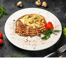 Вырезка свиная с грибным соусом на картофельной подушке