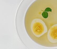 Бульон с яйцом и зеленью