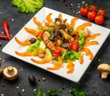 Теплый салат с курицей