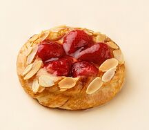 Вензель с клубникой и творогом