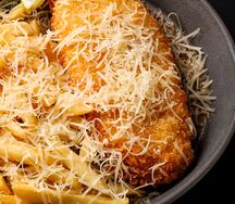 Куриный шницель с перечным соусом