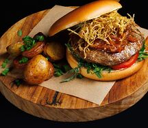 Бургер с кониной и соусом азу