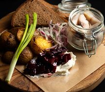 Сельдь с луком, картофелем и свекольным тартаром