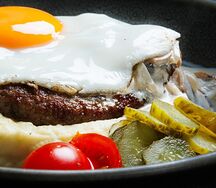 Бифштекс из говядины с картофельно - чесночным пюре