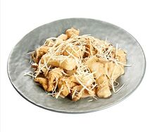 Токпокки в сливочном соусе с курицей и грибами