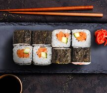 Ролл лосось и огурец