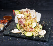 Вок Бекон с курицей и грибами по-тайски