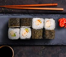 Ролл креветка и салат