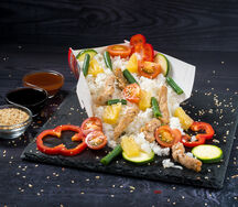 Вок Курица с ананасами в кисло-сладком соусе