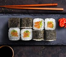 Ролл лосось и салат