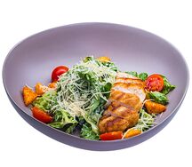 Салат Цезарь с курицей