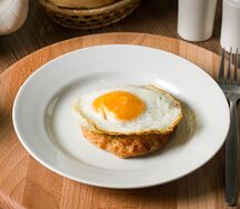 Бифштекс с яйцом