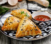 Самса с начинкой из рубленого куриного мяса с луком