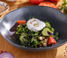 Салат с яйцом пашот и свежими овощами