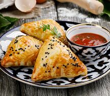 Самса с начинкой из рубленой баранины с луком