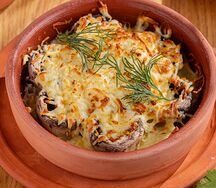 Запеченные шампиньоны под сыром сулугуни